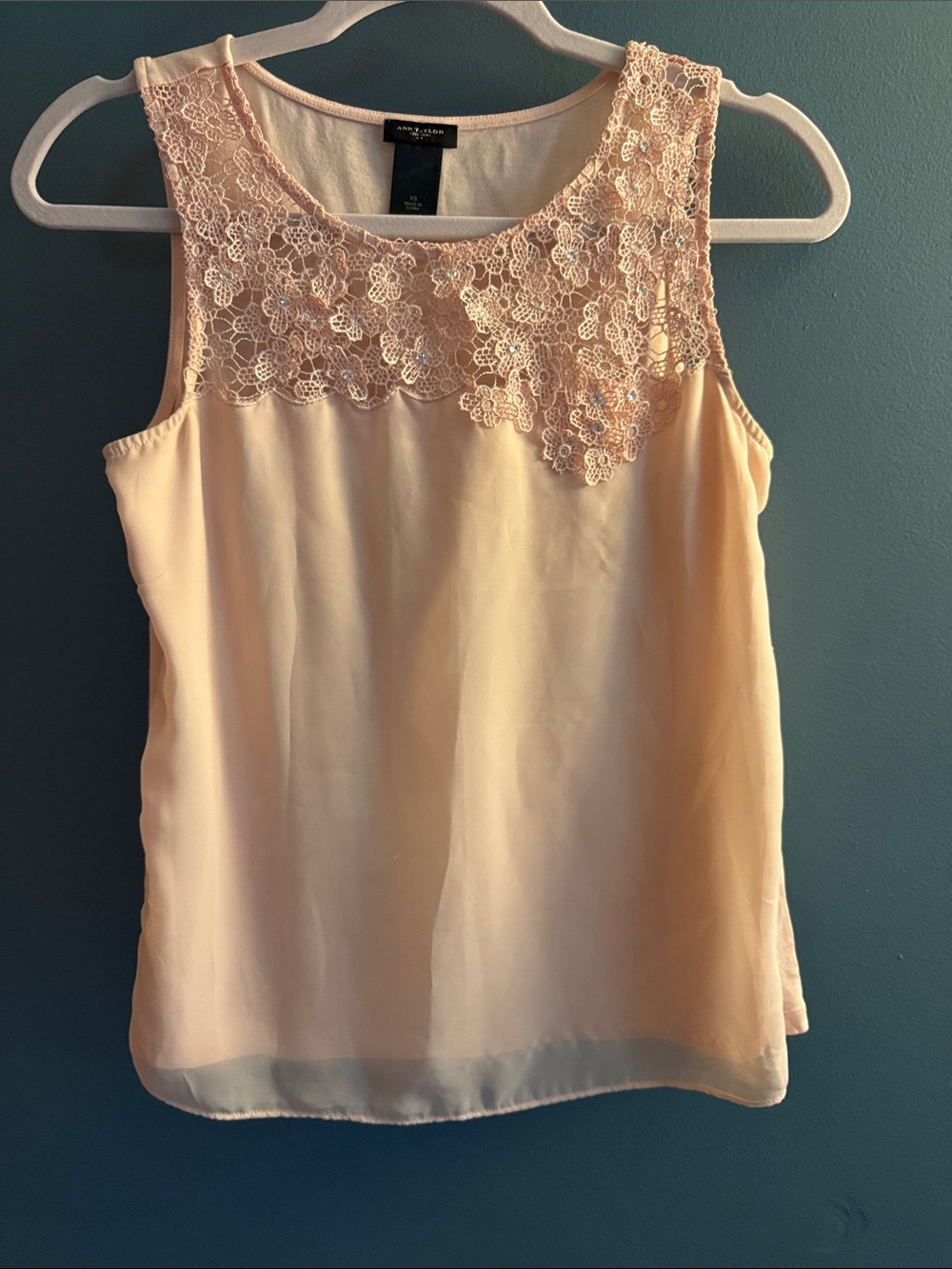 Ann Taylor factory pale pink soft sleeveless blouse with lace sz XS